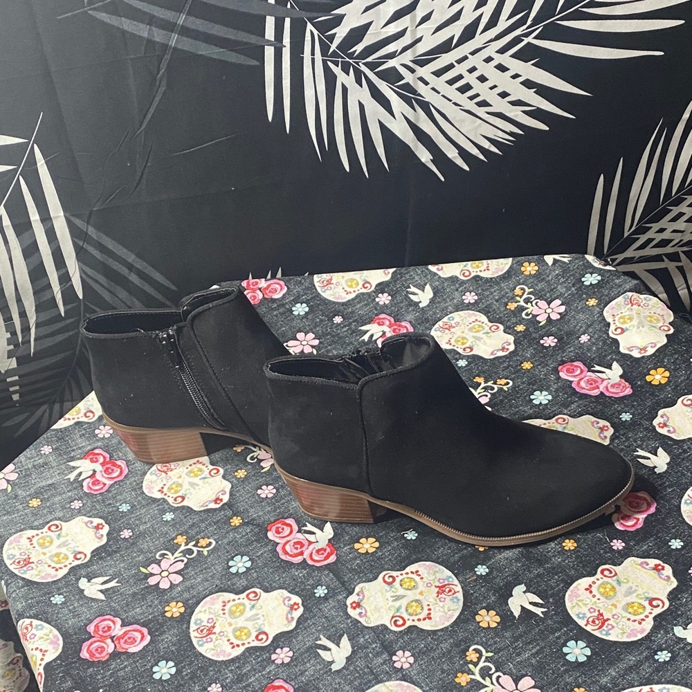 Amazon Essentials Women’s Black Ankle Booties Size 8.5– Low Block Heel Zip Boots